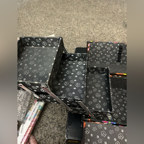 Like New. Caboodle Makeup Organizer Train Case. Black with purse & heels design. - Picture 9 of 10